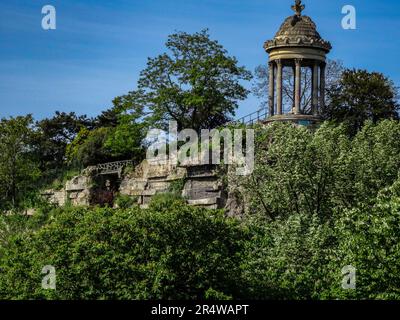 Der Tempel de la Sybille auf einer künstlichen Klippe im Parc des Buttes Chaumont an einem sonnigen frühen Sommertag in Paris, Frankreich Stockfoto