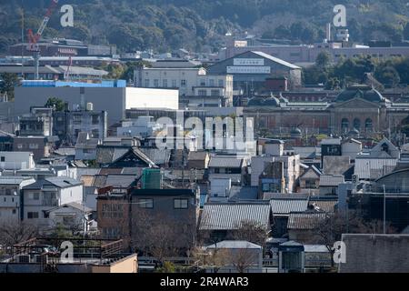 Kyoto, Japan. 7. März 2023. Die Skyline der Stadt mit Wohnwohnungen und gewerblichen Immobilien. Kyoto (ä°¬éƒ½) ist eine historische Großstadt Japans, reich an kulturellem Erbe und traditionellem Charme. Bekannt für seine berühmten Tempel, malerischen Gärten und historischen Wahrzeichen wie Kinkaku-ji und Fushimi Inari Taisha, bietet Kyoto einen Einblick in Japans Vergangenheit. Die lebhaften Festivals, die exquisite Küche und die ruhige Atmosphäre begeistern Besucher aus der ganzen Welt. Es ist ein geschäftiger Knotenpunkt für die japanische Tourismusbranche und beherbergt viele Unternehmen wie Nintendo. Japan hat einen rückläufigen Po Stockfoto