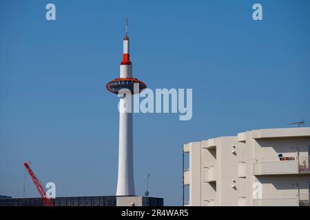 Kyoto, Japan. 7. März 2023. Kyoto Tower (ä°¬éƒ½ã‚¿ãƒ¯ãƒ¼), hoch wie ein modernes Wahrzeichen im Herzen von Kyoto, Japan. Es erhebt sich 131 Meter hoch und bietet einen Panoramablick auf die Stadt und die umliegenden Berge. Diese architektonische Attraktion beherbergt auch eine Vielzahl von Geschäften, Restaurants und eine öffentliche Aussichtsplattform, was sie zu einem beliebten Touristenziel macht. Kyoto (ä°¬éƒ½) ist eine historische Großstadt Japans, reich an kulturellem Erbe und traditionellem Charme. Bekannt für seine berühmten Tempel, malerischen Gärten und historischen Wahrzeichen wie Kinkaku-ji und Fushimi Inari Taisha, bietet Kyoto einen Einblick Stockfoto