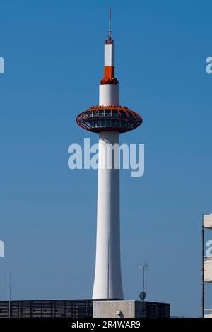 Kyoto, Japan. 7. März 2023. Kyoto Tower (ä°¬éƒ½ã‚¿ãƒ¯ãƒ¼), hoch wie ein modernes Wahrzeichen im Herzen von Kyoto, Japan. Es erhebt sich 131 Meter hoch und bietet einen Panoramablick auf die Stadt und die umliegenden Berge. Diese architektonische Attraktion beherbergt auch eine Vielzahl von Geschäften, Restaurants und eine öffentliche Aussichtsplattform, was sie zu einem beliebten Touristenziel macht. Kyoto (ä°¬éƒ½) ist eine historische Großstadt Japans, reich an kulturellem Erbe und traditionellem Charme. Bekannt für seine berühmten Tempel, malerischen Gärten und historischen Wahrzeichen wie Kinkaku-ji und Fushimi Inari Taisha, bietet Kyoto einen Einblick Stockfoto