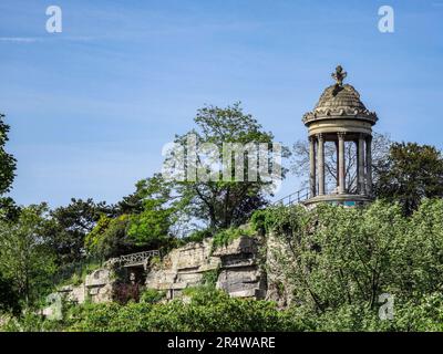 Der Tempel de la Sybille auf einer künstlichen Klippe im Parc des Buttes Chaumont an einem sonnigen frühen Sommertag in Paris, Frankreich Stockfoto