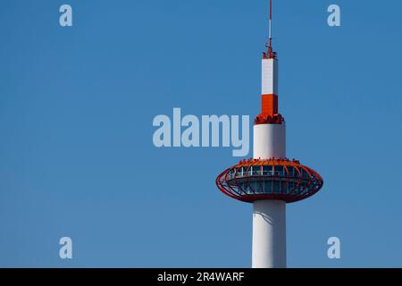 Kyoto, Japan. 7. März 2023. Kyoto Tower (ä°¬éƒ½ã‚¿ãƒ¯ãƒ¼), hoch wie ein modernes Wahrzeichen im Herzen von Kyoto, Japan. Es erhebt sich 131 Meter hoch und bietet einen Panoramablick auf die Stadt und die umliegenden Berge. Diese architektonische Attraktion beherbergt auch eine Vielzahl von Geschäften, Restaurants und eine öffentliche Aussichtsplattform, was sie zu einem beliebten Touristenziel macht. Kyoto (ä°¬éƒ½) ist eine historische Großstadt Japans, reich an kulturellem Erbe und traditionellem Charme. Bekannt für seine berühmten Tempel, malerischen Gärten und historischen Wahrzeichen wie Kinkaku-ji und Fushimi Inari Taisha, bietet Kyoto einen Einblick Stockfoto