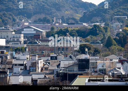 Kyoto, Japan. 7. März 2023. Die Skyline der Stadt mit Wohnwohnungen und gewerblichen Immobilien. Kyoto (ä°¬éƒ½) ist eine historische Großstadt Japans, reich an kulturellem Erbe und traditionellem Charme. Bekannt für seine berühmten Tempel, malerischen Gärten und historischen Wahrzeichen wie Kinkaku-ji und Fushimi Inari Taisha, bietet Kyoto einen Einblick in Japans Vergangenheit. Die lebhaften Festivals, die exquisite Küche und die ruhige Atmosphäre begeistern Besucher aus der ganzen Welt. Es ist ein geschäftiger Knotenpunkt für die japanische Tourismusbranche und beherbergt viele Unternehmen wie Nintendo. Japan hat einen rückläufigen Po Stockfoto