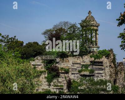 Der Tempel de la Sybille auf einer künstlichen Klippe im Parc des Buttes Chaumont an einem sonnigen frühen Sommertag in Paris, Frankreich Stockfoto