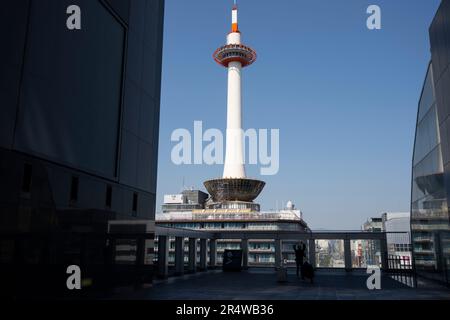 Kyoto, Japan. 7. März 2023. Der Kyoto Tower (ä°¬éƒ½ã‚¿ãƒ¯ãƒ¼), vom Bahnhof Kyoto aus gesehen, ist ein modernes Wahrzeichen im Herzen von Kyoto, Japan. Es erhebt sich 131 Meter hoch und bietet einen Panoramablick auf die Stadt und die umliegenden Berge. Diese architektonische Attraktion beherbergt auch eine Vielzahl von Geschäften, Restaurants und eine öffentliche Aussichtsplattform, was sie zu einem beliebten Touristenziel macht. Kyoto (ä°¬éƒ½) ist eine historische Großstadt Japans, reich an kulturellem Erbe und traditionellem Charme. Bekannt für seine berühmten Tempel, malerischen Gärten und historischen Wahrzeichen wie Kinkaku-ji und Fushimi Inari Tais Stockfoto