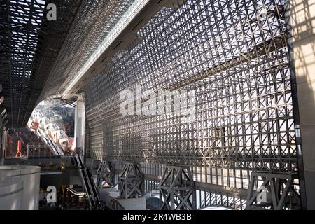 Kyoto, Japan. 7. März 2023. Geschäftsleute, Pendler, Touristen und Besucher passieren den Bahnhof von Kyoto. Bahnhof von Kyoto (¬éƒ½é) Wird von der West Japan Railway Company (JR West) betrieben und ist ein wichtiger Knotenpunkt für Bahnreisen in Kansai. Der Bahnhof ist gut angebunden und bietet eine breite Auswahl an Zugverbindungen, einschließlich der Hochgeschwindigkeitszüge Shinkansen, Orts- und Expresszüge sowie der JR Sagano Line und der Kintetsu Kyoto Line. Es bietet bequemen Zugang zu verschiedenen Zielen innerhalb der Präfektur Kyoto und darüber hinaus. Das Gebäude wurde vom Architekten Hiroshi Hara.Kyoto entworfen Stockfoto