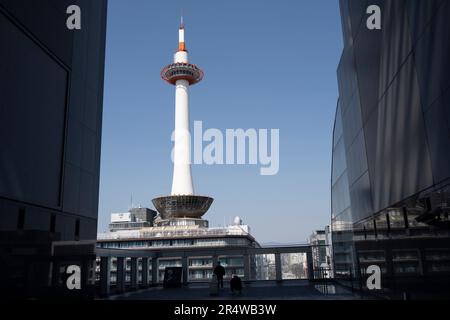 Kyoto, Japan. 7. März 2023. Der Kyoto Tower (ä°¬éƒ½ã‚¿ãƒ¯ãƒ¼), vom Bahnhof Kyoto aus gesehen, ist ein modernes Wahrzeichen im Herzen von Kyoto, Japan. Es erhebt sich 131 Meter hoch und bietet einen Panoramablick auf die Stadt und die umliegenden Berge. Diese architektonische Attraktion beherbergt auch eine Vielzahl von Geschäften, Restaurants und eine öffentliche Aussichtsplattform, was sie zu einem beliebten Touristenziel macht. Kyoto (ä°¬éƒ½) ist eine historische Großstadt Japans, reich an kulturellem Erbe und traditionellem Charme. Bekannt für seine berühmten Tempel, malerischen Gärten und historischen Wahrzeichen wie Kinkaku-ji und Fushimi Inari Tais Stockfoto