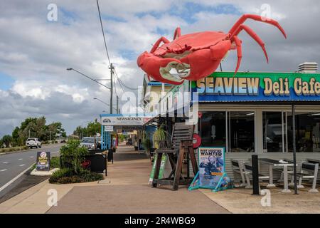 Die große Krabbe auf dem Dach des Seaview Deli Cafe, Cardwell, Queensland, Australien Stockfoto