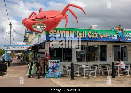 Die große Krabbe auf dem Dach des Seaview Deli Cafe, Cardwell, Queensland, Australien Stockfoto