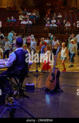 Bei der Royal Hall 120. Anniversary Celebration in Harrogate, Großbritannien, tanzte die Darren Busby Duo Line zur Musik. Stockfoto