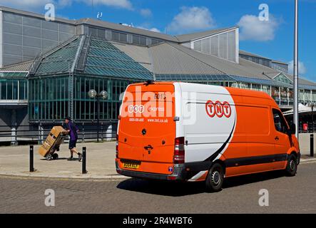 TNT Lieferwagen und Princes Quay Einkaufszentrum, Hull, Humberside, East Yorkshire, England, Großbritannien Stockfoto