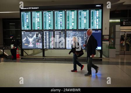 San Francisco, Usa. 30. Mai 2023. Reisende am Flughafen gesehen. Der San Francisco International Airport (SFO) ist einer der geschäftigsten Flughäfen in den Vereinigten Staaten von Amerika. Tausende von Reisenden verlassen diesen Flughafen täglich. Der Sommerurlaub beginnt in Amerika normalerweise Ende Mai, und mehr Reisende reisen von hier ab als sonst. Kredit: SOPA Images Limited/Alamy Live News Stockfoto