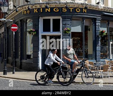 Radfahrer vor dem Kingston Pub in Trinity Square, Hull, Humberside, East Yorkshire, England, Großbritannien Stockfoto