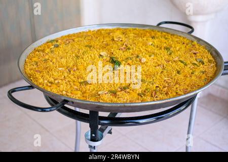 Traditionelles Fideua aus Spanien, eine typische Pasta aus Paella-Zutaten Stockfoto