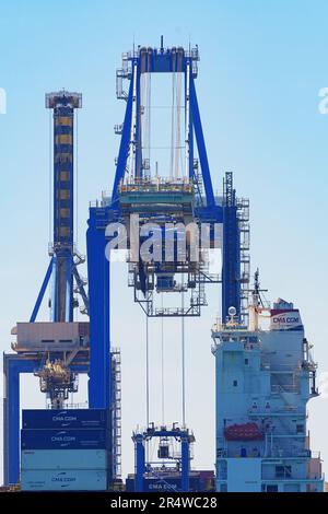 Marsaxlokk, Malta - 29. April 2023: CMA CGM Ladekran für Versandcontainer im Freeport Centre in Marsaxlokk, Malta Stockfoto