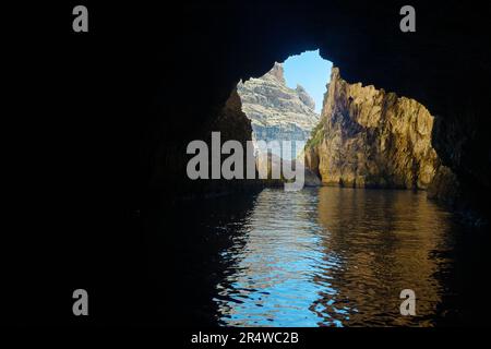 Blick von innen auf eine Meereshöhle, die Blaue Grotte, ein lokales Wahrzeichen auf der Insel Malta. Tourismus-, Reise-, Urlaubs- und Naturwunder-Konzepte Stockfoto