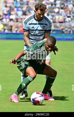 Kansas City, USA. 28. Mai 2023. Portland Timers Verteidiger Juan David Mosquera (29, vorne) und Sporting Kansas City Verteidiger Tim Leibold (14) wetteifern um den Ball. Am 28. Mai 2023 besiegte Sporting KC die Portland Timbers in einem Major League-Fußballspiel im Children's Mercy Park Stadium in Kansas City, KS, USA. Foto: Tim Vizer/Sipa USA Kredit: SIPA USA/Alamy Live News Stockfoto