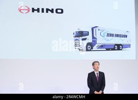 Tokio, Japan. 30. Mai 2023. Satoshi Ogiso, CEO von Hino Motors in Japan, kündigt an, dass Toyotas Tochtergesellschaft Hino und Daimlers Tochtergesellschaft MFTBC (Mitsubishi Fuso) ihre Geschäftsbereiche zusammenlegen und Toyota und Daimler Truck auf einer Pressekonferenz am Dienstag, den 30. Mai 2023 in Tokio eine Holdinggesellschaft bilden werden. (Foto: Yoshio Tsunoda/AFLO) Stockfoto