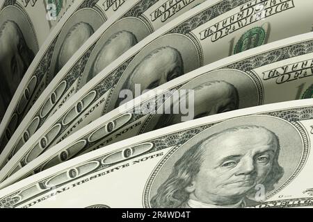 Ein Stapel alter 100-Dollar-Banknoten, die umgedreht werden. Veranschaulichung des Konzepts der Geld-, Geld- und amerikanischen Geldpolitik Stockfoto