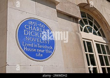 Blaue Gedenktafel an den Schriftsteller Charles Dickens im Tavistock House in Bloomsbury, London, markiert den Ort, an dem er zwischen 1851 und 1860 lebte Stockfoto