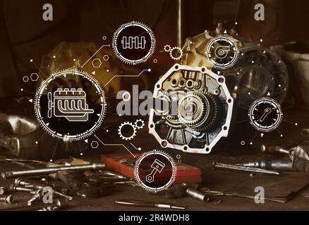 Fahrzeugwartungskonzept, Zahnrad und mechanische Werkzeuge in der Garage mit Wartungssymbol. Stockfoto