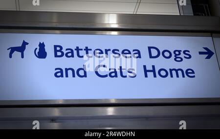 Schild für Battersea Dogs and Cats Home, Nine Elms, Wandsworth, London, England, UK, SW11 8BJ Stockfoto