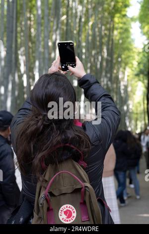 7. März 2023, Kyoto, Japan: Touristenmassen, die Selfies åµå±± Arashiyama Bamboo Grove«¹æž Ã ansehen und machen å, während ihres Urlaubs. å¾„ Auch bekannt als „der Bambuswald“, eine beliebte Touristenattraktion auf dem Gelände des heiligen Nonomiya-jinja-Schreins é‡Žå® c žç¤¾...Kyoto (ä°¬éƒ½) ist eine historische Großstadt Japans, reich an kulturellem Erbe und traditionellem Charme. Bekannt für seine berühmten Tempel, malerischen Gärten und historischen Wahrzeichen wie Kinkaku-ji und Fushimi Inari Taisha, bietet Kyoto einen Einblick in Japans Vergangenheit. Seine lebhaften Festivals, exquisite Küche und ruhige Atmosphäre c Stockfoto