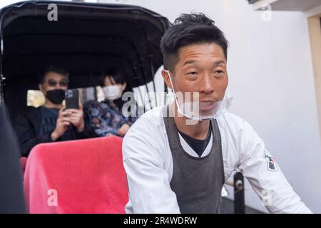 7. März 2023, Kyoto, Japan: Ein Rikscha-Fahrer in Arashiyama Bamboo Grove åµå±± c-«¹æž Ã å å¾„ im Urlaub. Auch bekannt als „der Bambuswald“, eine beliebte Touristenattraktion auf dem Gelände des heiligen Nonomiya-jinja-Schreins é‡Žå® c žç¤¾...Kyoto (ä°¬éƒ½) ist eine historische Großstadt Japans, reich an kulturellem Erbe und traditionellem Charme. Bekannt für seine berühmten Tempel, malerischen Gärten und historischen Wahrzeichen wie Kinkaku-ji und Fushimi Inari Taisha, bietet Kyoto einen Einblick in Japans Vergangenheit. Die lebhaften Festivals, die exquisite Küche und die ruhige Atmosphäre begeistern Besucher aus der ganzen Region Stockfoto