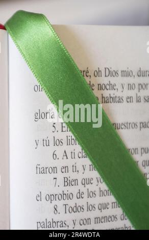 Offene Bibel im Buch der Psalmen. Grünes gebundenes Lesezeichen über der Seite Stockfoto