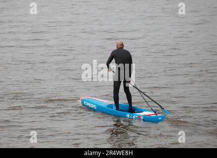Mann auf einem Paddleboard. Stockfoto