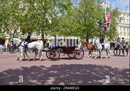 London, Großbritannien. 30. Mai 2023 Eine Kutsche fährt durch die Mall während der Proben für Trooping the Colour, der Feier des Geburtstages von König Karl III., die am 17. Juni stattfindet. Kredit: Vuk Valcic/Alamy Live News Stockfoto