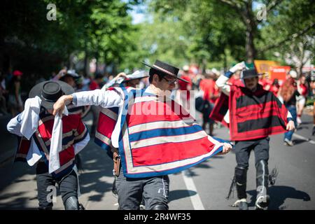 Der Karneval der Kulturen in Berlin erreichte mit der großen Straßenparade am Pfingstsonntag in Kreuzberg seinen Höhepunkt. Dieses spektakuläre Event Dre Stockfoto