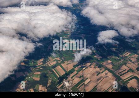 Blick aus der Vogelperspektive auf landwirtschaftliche Felder und Cumulus-Wolken in Polen, Europa. Stockfoto