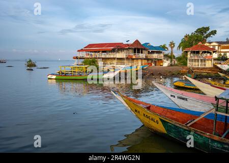 Farbenfroh bemalte Boote am Lake Victoria. Kenia, Afrika. Stockfoto