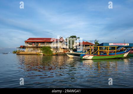 Farbenfroh bemalte Boote am Lake Victoria. Kenia, Afrika. Stockfoto