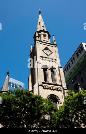 Marble Collegiate Reformed Church Spire ragt über der Fifth Avenue, New York City, USA 2023 Stockfoto