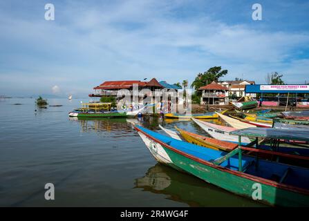 Farbenfroh bemalte Boote am Lake Victoria. Kenia, Afrika. Stockfoto