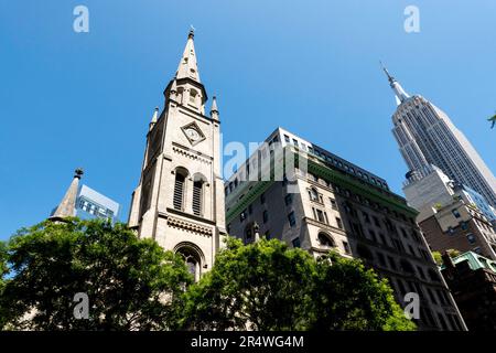 Marble Collegiate Reformed Church Spire ragt über der Fifth Avenue, New York City, USA 2023 Stockfoto