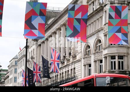 Piccadilly, London, Großbritannien. 30. Mai 2023 Flaggen auf Piccadilly von einem Mitglied der Royal Academy, Rana Begum. Mit Geometrie, inspiriert von islamischer Kunst und Architektur. Kredit: Matthew Chattle/Alamy Live News Stockfoto