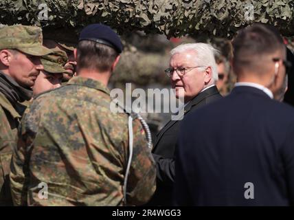 Pabrade, Litauen. 30. Mai 2023. Der deutsche Präsident Frank-Walter Steinmeier (2. von rechts) besucht Panzerbesatzungen der multinationalen EFP-Gefechtsgruppe Litauen während einer Übung auf dem militärischen Ausbildungsgelände Pabrade. Die EFP (verstärkte Frontpräsenz) mit der Entsendung von vier Bataillonen soll die östliche Flanke der NATO in Estland, Lettland, Litauen und Polen stärken. Deutschland stellt den Kommandanten und derzeit rund 850 Soldaten auf dem litauischen Militärstützpunkt in Rukla zur Verfügung. Kredit: Soeren Stache/dpa/Alamy Live News Stockfoto