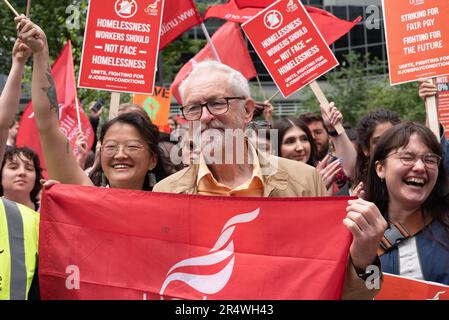 London, Großbritannien. 30. Mai 2023. Der ehemalige Arbeitsmarktführer Jeremy Corbyn schließt sich streikenden Arbeitern der obdachlosen Wohltätigkeitsorganisation St. Mungo's an, die vor dem Hauptsitz der Wohltätigkeitsorganisation in Tower Hill protestieren und sich in einem Lohnstreit befinden. Die Arbeiter, die Mitglieder der Gewerkschaft sind, haben einen Monat lang Streik über niedrige Löhne begonnen, nachdem sie ein Angebot von 2,25 % erhalten hatten, das unter der Inflationsrate lag. Kredit: Ron Fassbender/Alamy Live News Stockfoto