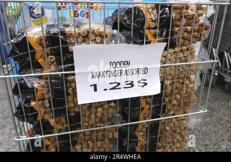 Packungen kaak, ein typisch libanesisches Brot, werden in einem Supermarkt in Beirut, Libanon, am 29 2023. Mai ausgestellt. Nach Angaben der libanesischen Zentralverwaltung für Statistik stiegen die Lebensmittelkosten im Libanon im April 2023 im Vergleich zum Vorjahresmonat um 350 Prozent. (Foto: Elisa Gestri/SIPA USA) Stockfoto