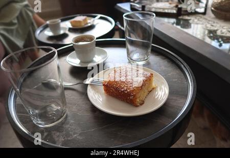 Typischer libanesischer Kaffee mit hausgemachtem Basbousa-Kuchen ist in einem Haus in Beirut, Libanon, am 28 2023. Mai zu sehen. Nach Angaben der libanesischen Zentralverwaltung für Statistik stiegen die Lebensmittelkosten im Libanon im April 2023 im Vergleich zum Vorjahresmonat um 350 Prozent. (Foto: Elisa Gestri/SIPA USA) Stockfoto