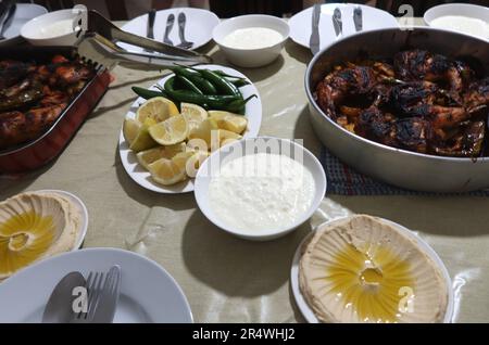 Beirut, Libanon. 28. Mai 2023. Ein typisch libanesisches Abendessen mit Hühnchen und Kartoffeln, Kichererbsen, hommous und Labne wird in Beirut, Libanon, am 28 2023. Mai gesehen. Nach Angaben der libanesischen Zentralverwaltung für Statistik stiegen die Lebensmittelkosten im Libanon im April 2023 im Vergleich zum Vorjahresmonat um 350 Prozent. (Foto: Elisa Gestri/SIPA USA) Kredit: SIPA USA/Alamy Live News Stockfoto