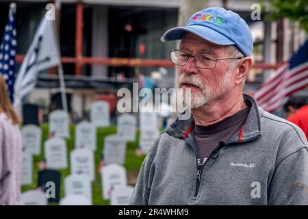 San Diego, USA. 29. Mai 2023. David Patterson von San Diego Veterans for Peace im „Hometown Arlington West Memorial“ vor dem USS Midway Museum in der Innenstadt von San Diego. Die Gedenkstätte besteht aus Grabmarkierungen in Form eines Grabsteins mit den Namen der 288 südkalifornischen Militärangehörigen, die im Irak- und Afghanistan-Krieg ums Leben kamen. Grabstein. Die schwarzen Markierungen stehen für die, die durch Selbstmord am 29. Mai 2023 verloren wurden. (Matthew Bowler/KPBS/Sipa USA) **KEIN VERKAUF IN SAN DIEGO-SAN DIEGO OUT** Guthaben: SIPA USA/Alamy Live News Stockfoto