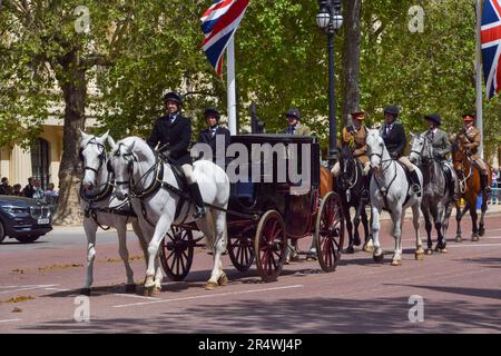 London, England, Großbritannien. 30. Mai 2023. Eine Kutsche fährt durch die Mall während der Proben für Trooping the Colour, der Feier des Geburtstages von König Karl III., die am 17. Juni stattfindet. (Kreditbild: © Vuk Valcic/ZUMA Press Wire) NUR REDAKTIONELLE VERWENDUNG! Nicht für den kommerziellen GEBRAUCH! Stockfoto