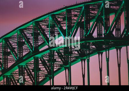 Australien. Sydney. Nahaufnahme der beleuchteten Harbour Bridge. Stockfoto