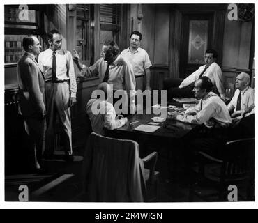 12 Angry Men ist ein US-amerikanischer Spielfilm von 1957. Geschrieben und von Reginald Rose produziert und Hauptdarsteller Henry Fonda. Es erzählt die Geschichte von zwölf Mitglieder einer Jury diskutieren Schuld eines Beklagten. Für die National Film Registry der Vereinigten Staaten, die von der Bibliothek des Kongresses ausgewählt. Stockfoto