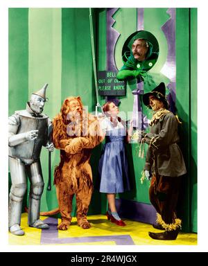 Der Zauberer von Oz ist eine 1939 amerikanische Fantasy Musical Film produziert von Metro-Goldwyn-Mayer und auf dem 1900 Roman Der Zauberer von Oz von L. Frank Braum. Starring Judy Garland, Ray Bolger es kennzeichnete, was die Verwendung von Make-up und spezielle Effekte in einem Film zu dieser Zeit sein könnte. Es war kein Kassenschlager zunächst in Bezug auf das Ergebnis, aber in den folgenden Jahren mehr als wettgemacht. Stockfoto