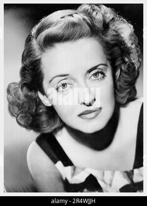 Bette Davis (1908-1989) - auch bekannt als die First Lady des amerikanischen Kinos - ein amerikanischer Film, Fernsehen und Theater Schauspielerin. Bemerkenswert, weil von ihrer Bereitschaft, Bitterbösen und Verständnislose Charaktere spielen Sie mit gleicher Lohn für Frauen im Film Stockfoto